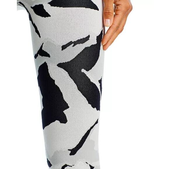 Sweaty Betty Mountain Base Layer Leggings Women's XL Gray Camo Jacquard Knit NWT - Picture 8 of 13